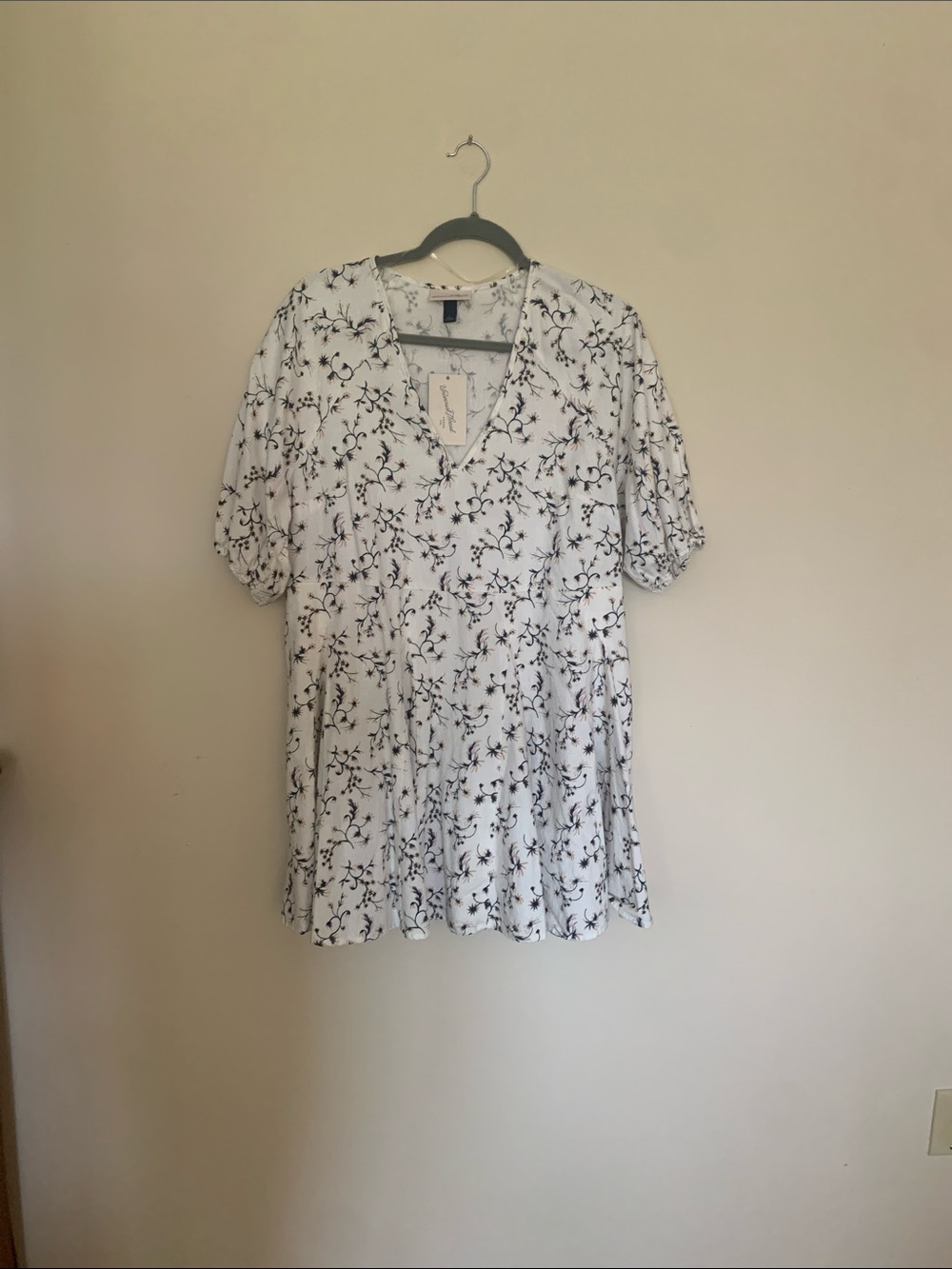 Universal Thread White Floral V-Neck Tunic with Black Print